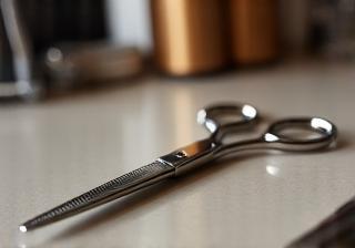 Ciseaux de coiffeur posés sur comptoir